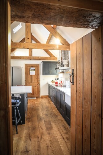 Large Pretty Farmhouse 2 mins from Burford, Cotswolds ,Pet friendly. Big Garden