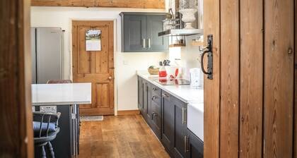 Large Pretty Farmhouse 2 mins from Burford, Cotswolds ,Pet friendly. Big Garden