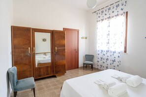 3 habitaciones, tabla de planchar con plancha y ropa de cama