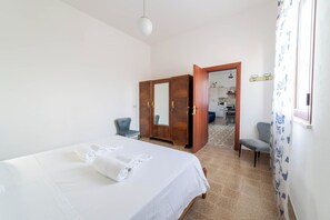 3 habitaciones, tabla de planchar con plancha y ropa de cama