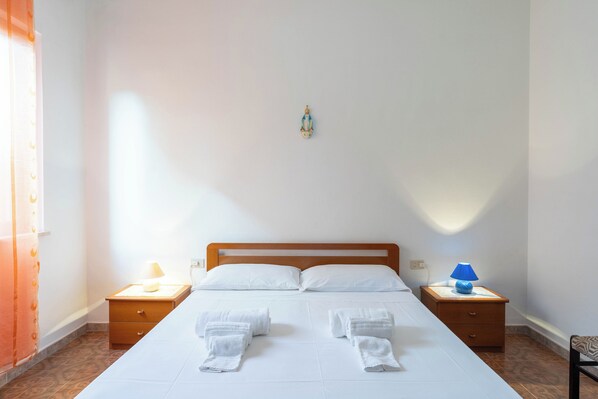 3 habitaciones, tabla de planchar con plancha y ropa de cama