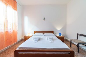 3 bedrooms, iron/ironing board, bed sheets