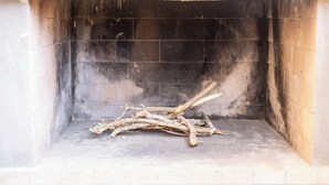Una chimenea con una pila de leña.