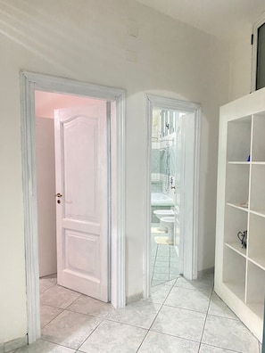 Haartrockner, Bidet, Handtücher, Seife