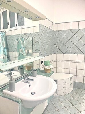 Een haardroger, een bidet, handdoeken, zeep