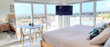 Tabla de planchar con plancha, wifi y ropa de cama