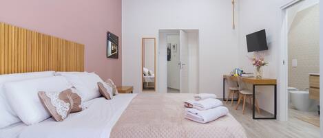 Habitación superior con 1 cama doble o 2 individuales, vistas a la ciudad | Wifi gratis