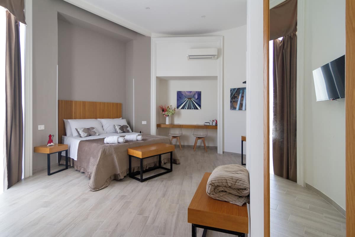 Habitación superior con 1 cama matrimonial o 2 individuales, vista a la ciudad | Wifi gratis