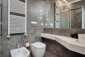 Dusche, Haartrockner, Bidet, Handtücher
