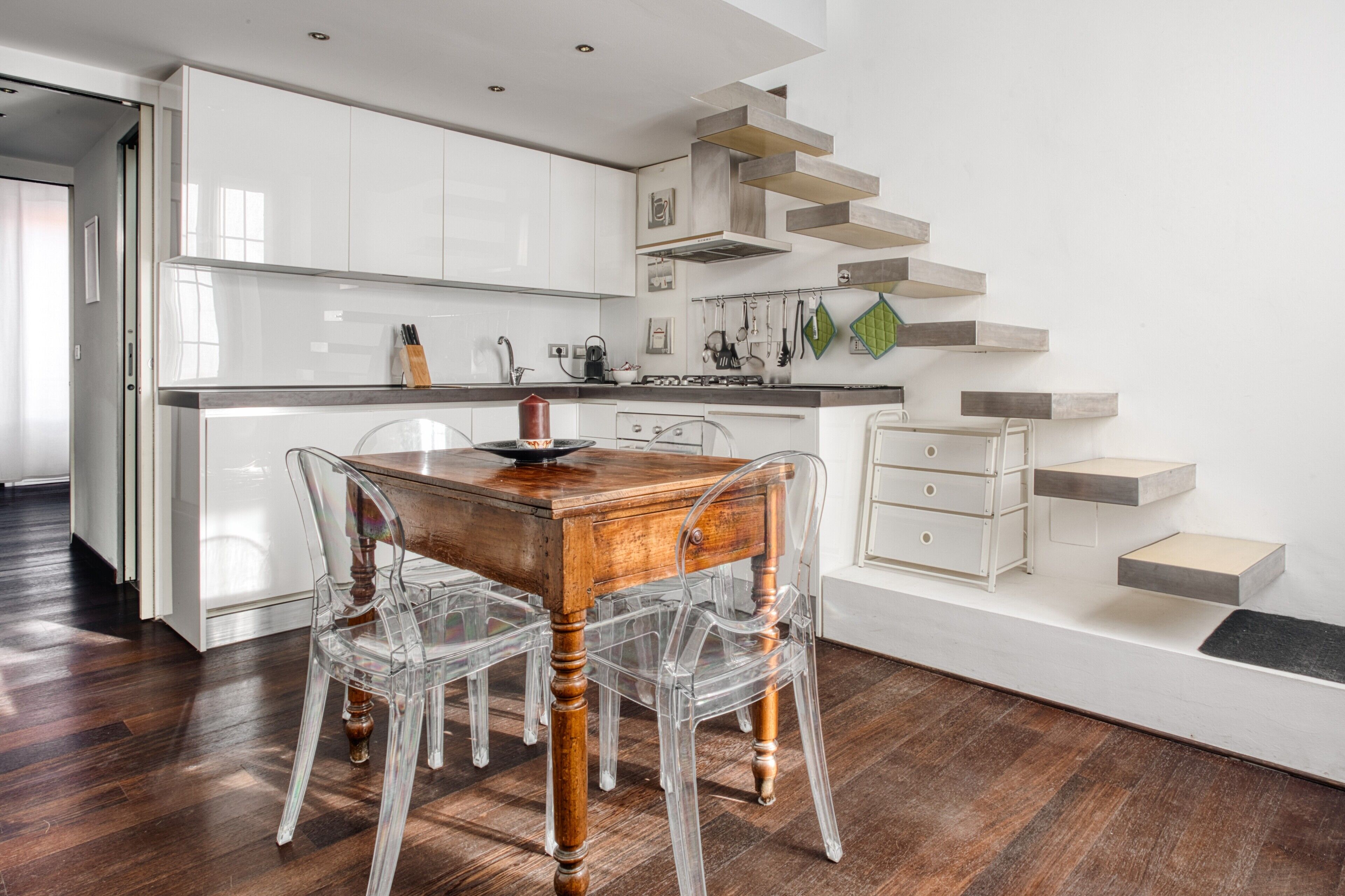 Frigorifero, microonde, forno, piano cottura