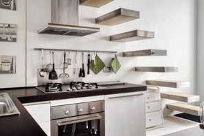 雪櫃、微波爐、焗爐、爐具