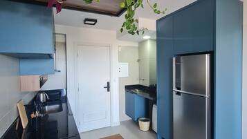 Geladeira, micro-ondas, fogão, cooktop