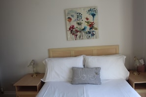 Habitación doble Deluxe, baño en la habitación, vista al mar | Tabla de planchar con plancha y wifi gratis 