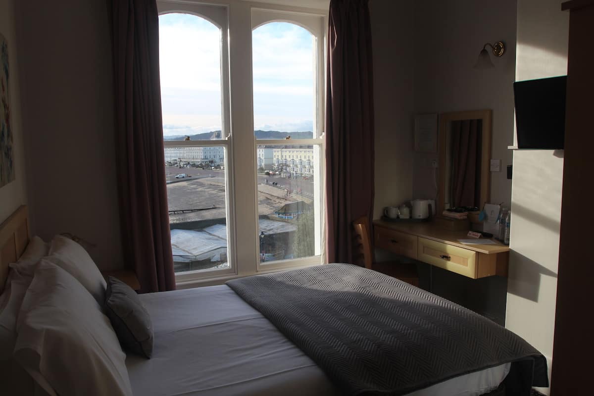 Deluxe tweepersoonskamer, en-suite badkamer, uitzicht op zee | 1 slaapkamer, een strijkplank/strijkijzer, gratis wifi