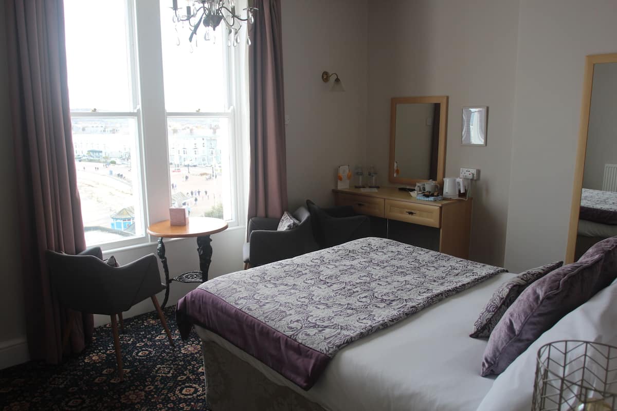Luxe tweepersoonskamer, en-suite badkamer, uitzicht op zee | 1 slaapkamer, een strijkplank/strijkijzer, gratis wifi