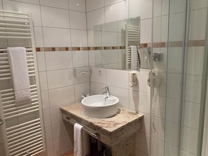 Chambre de base double | Salle de bain | Douche, séchoir à cheveux, serviettes fournies, savon