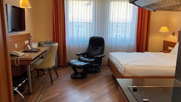 Basic-Doppelzimmer | Zimmersafe, Schreibtisch, laptopgeeigneter Arbeitsplatz