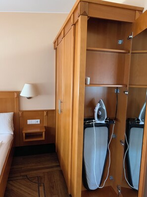 Chambre simple de base | Coffre-fort, bureau, espace de travail pour ordinateurs portables