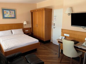 Basic Double Room | In-room safe, desk, laptop workspace, blackout curtains - KRAL Suite Hotel & Serviced Apartment (Erlangen)