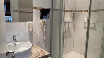 Basic-Einzelzimmer | Badezimmer | Dusche, Haartrockner, Handtücher, Seife