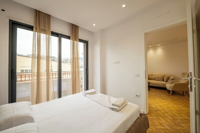 Tirent Apartment-Modern 1-Bedroom Stay Near Liqeni i Thatë