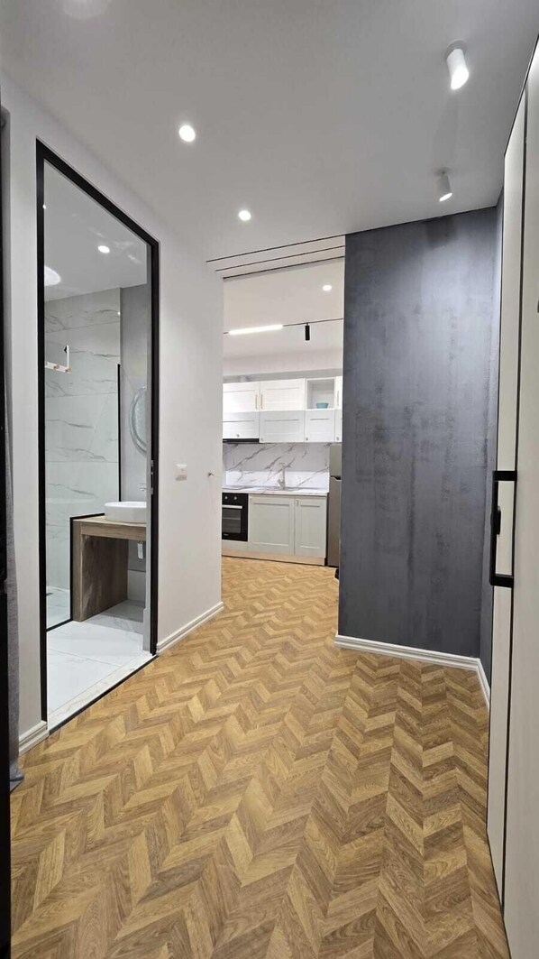 Studio, Garden View | Free WiFi, bed sheets - Tirent Apartment-Modern 1-Bedroom Stay Near Liqeni i Thatë (Farke)