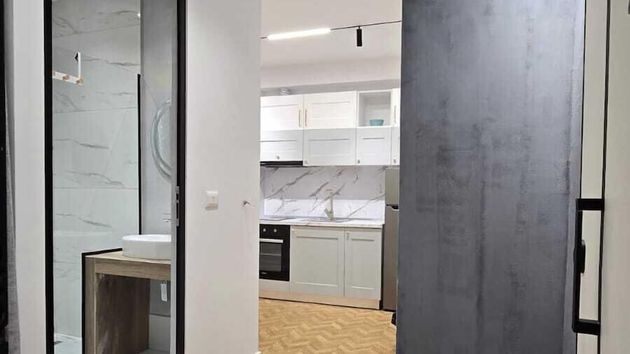 Tirent Apartment-Modern 1-Bedroom Stay Near Liqeni i Thatë