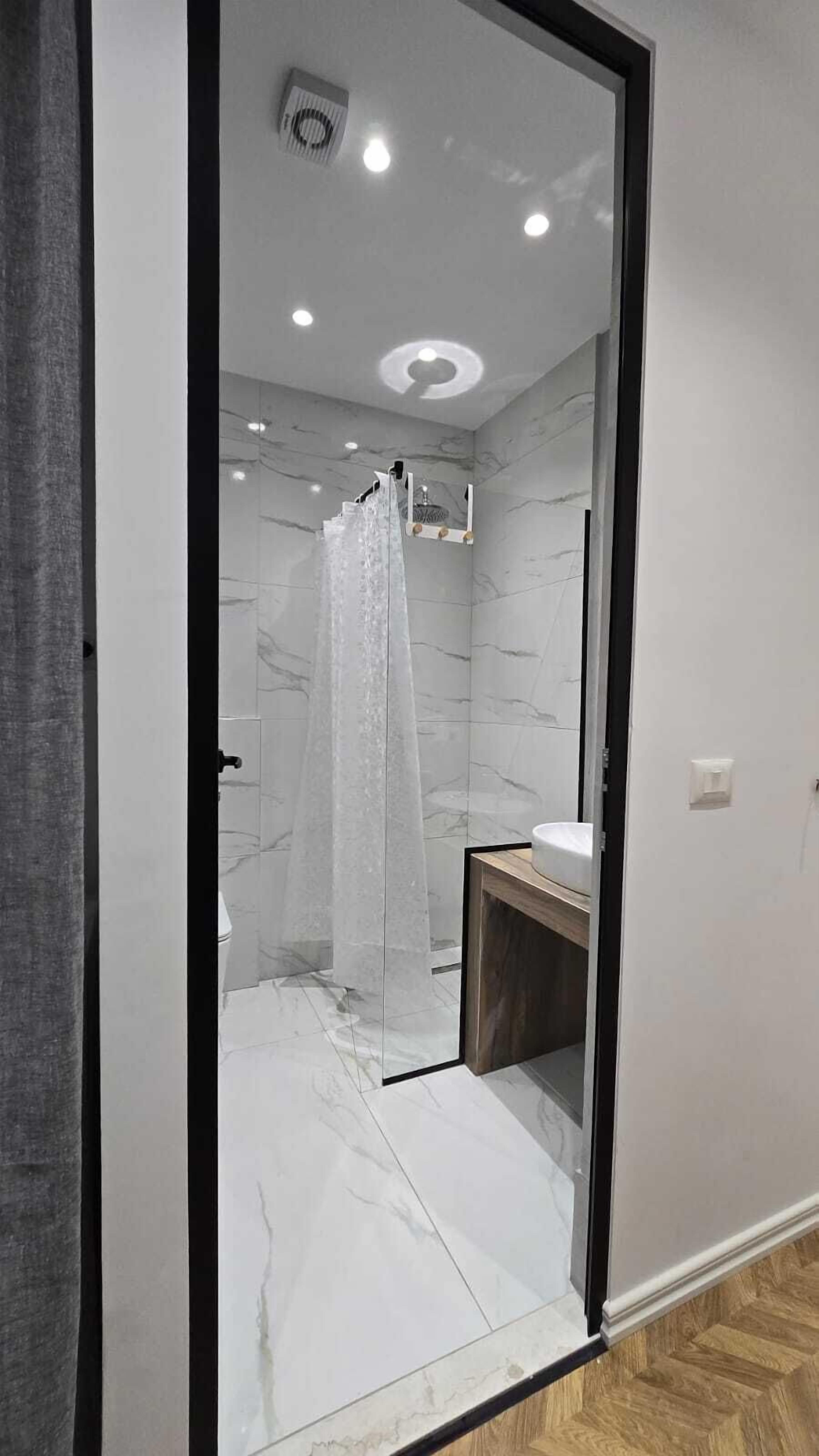 Studio, Garden View | Bathroom | Shower, free toiletries, hair dryer, towels