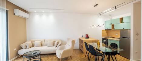 Apartment, 1 Bedroom | Living room | 42-inch Smart TV with satellite channels