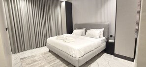 3 bedrooms, desk, iron/ironing board, bed sheets