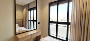 3 bedrooms, desk, iron/ironing board, bed sheets