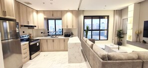 Kühlschrank, Mikrowelle, Ofen, Herdplatte