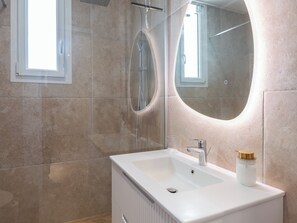 Regadera, amenidades de baño gratuitas, secadora de cabello, toallas 