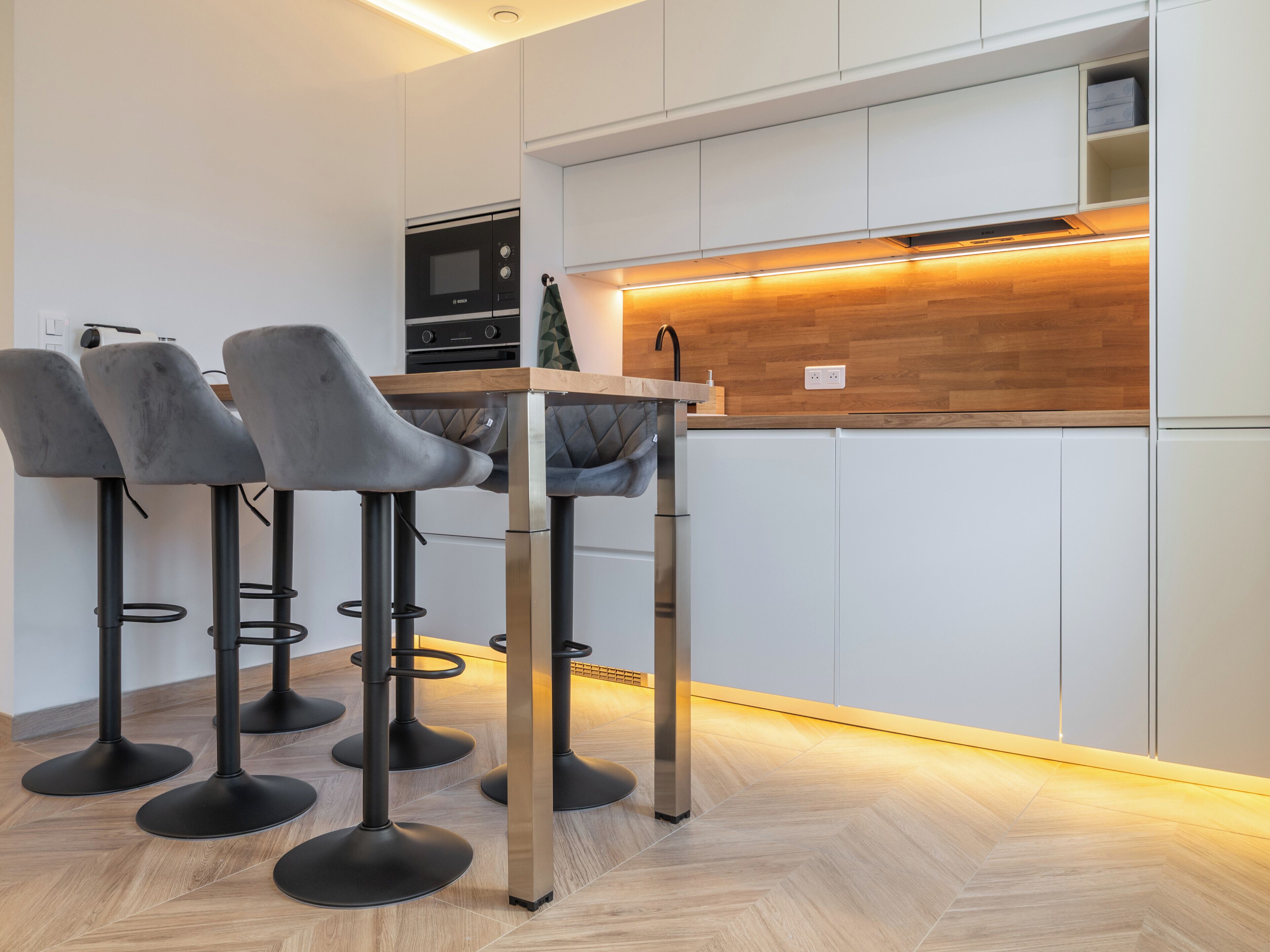 Réfrigérateur, micro-ondes, four, plaque de cuisson