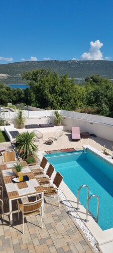 Charming 4-bedroom villa with AC, WiFi in lovely Duba Stonska