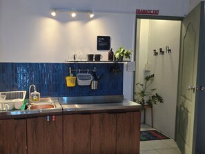 Frigorifero, microonde, macchina per tè/caffè, bollitore elettrico