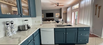 House of blue! Beautiful pool, near IAH airport