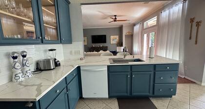House of blue! Beautiful pool, near IAH airport