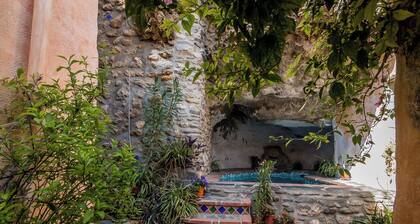 Truly unique and authentic town house with cave pool! Lovely mountain village.