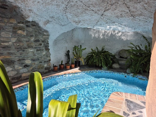 Truly unique and authentic town house with cave pool! Lovely mountain village.
