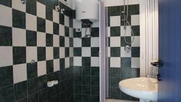 LÀgenhet Classic - uteplats - utsikt mot trÀdgÄrden | Badrum | Dusch, hÄrtork och handdukar