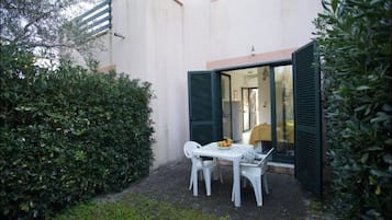 Classic Apartment, Patio, Garden View | Terrace/patio
