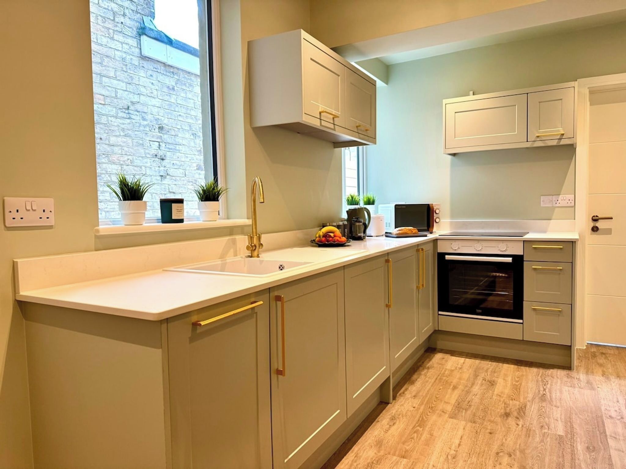 Kjøleskap, mikrobølgeovn, ovn og kokeplater