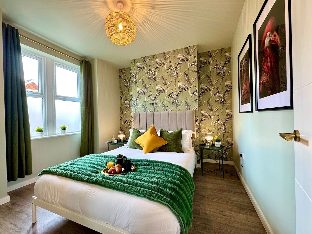 4 bedrooms, iron/ironing board, Internet, bed sheets