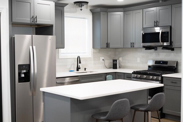 Een koelkast, een microgolfoven, een oven, een kookplaat