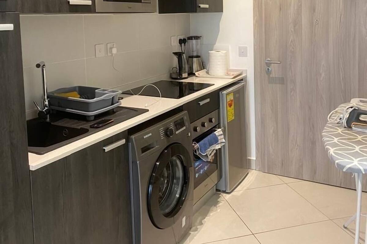 Full-sized fridge, microwave, dishwasher, cookware/dishes/utensils