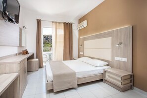 Quarto casal conforto, sacada, vista para o jardim | Cortinas blackout, quartos à prova de som, Wi-Fi de cortesia