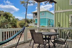 ハウス ベッド (複数台) (Turtle Time) | 屋外ダイニングエリア