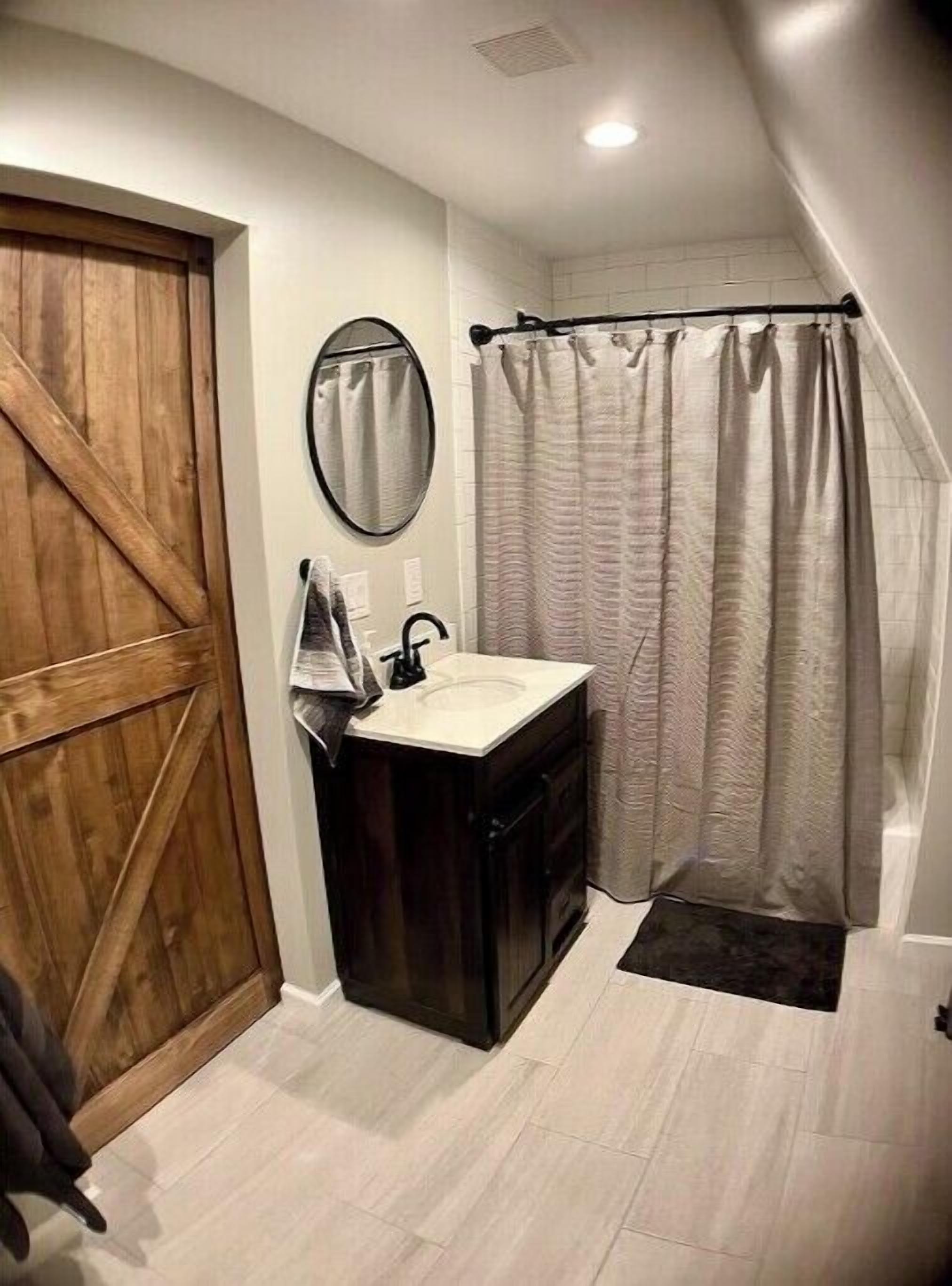 Een douche, een haardroger, handdoeken, zeep