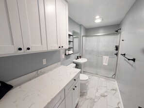 Shower, hair dryer, towels, soap - Central Bright & Big 3Br 2Ba w/2 Parking Spaces! (Oakland)